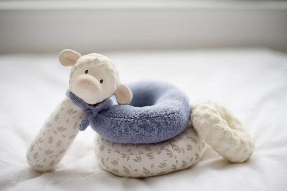 Tikiri Lila Lucas Lamb Stacker Squeaker - Halkalı Diş Kaşıyıcılı Oyuncak Kuzu Orjinal
